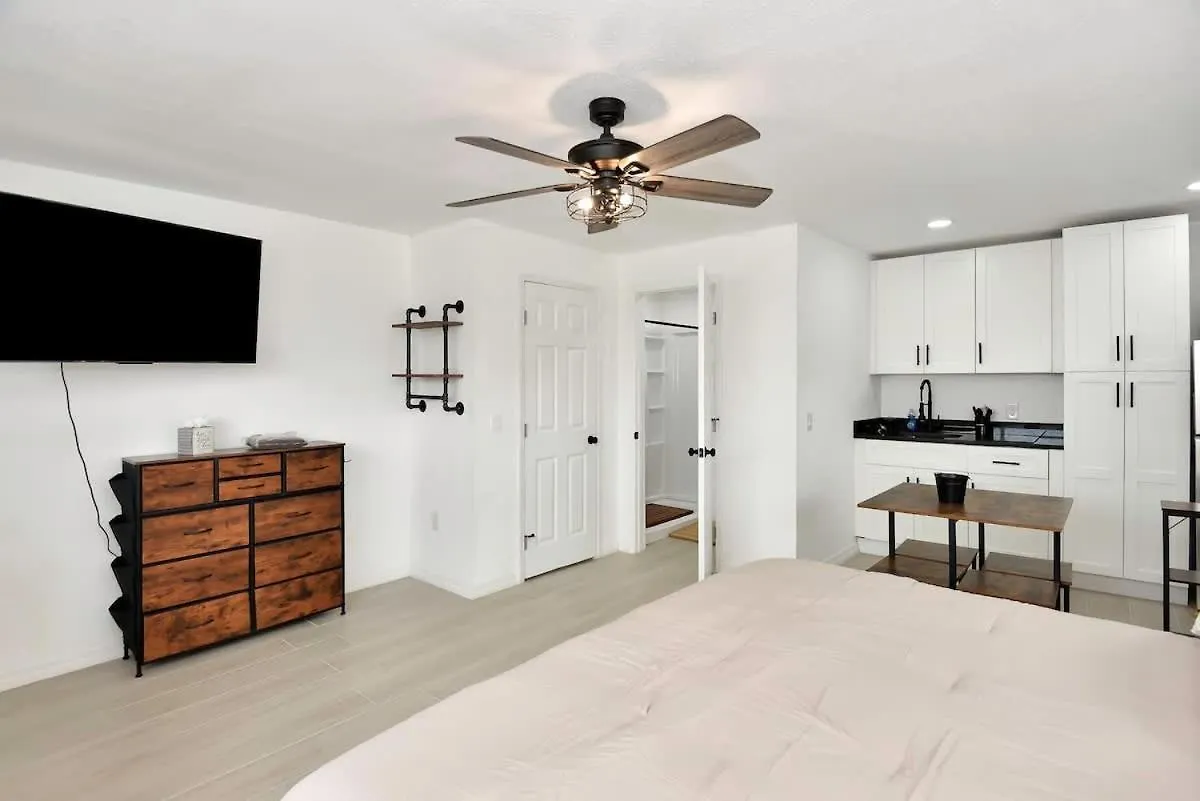 Modern King Suite #12 - Steps To Beach Apartment Daytona Beach