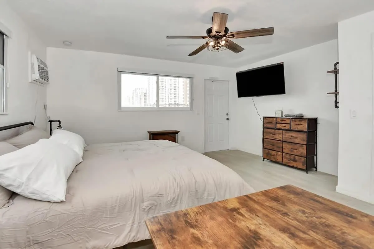 Modern King Suite #12 - Steps To Beach 0*, Daytona Beach